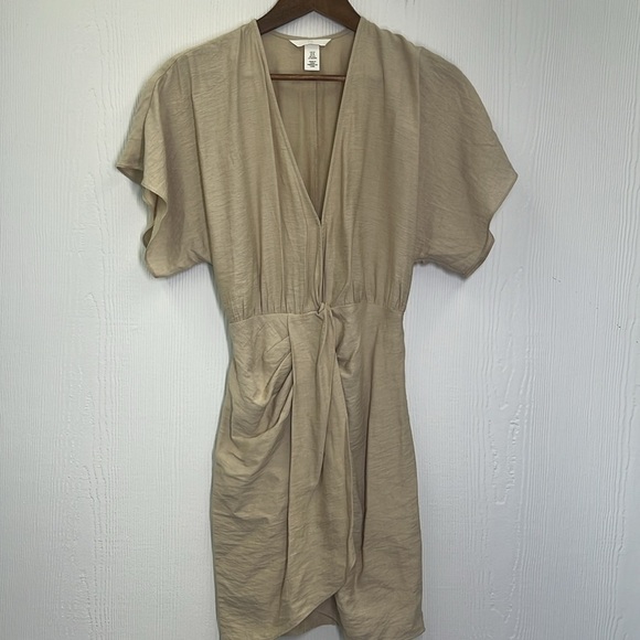 H&M - Light Beige V Neck Hook And Eye Short Sleeve Faux Wrap Dress Size XS - Picture 9 of 11